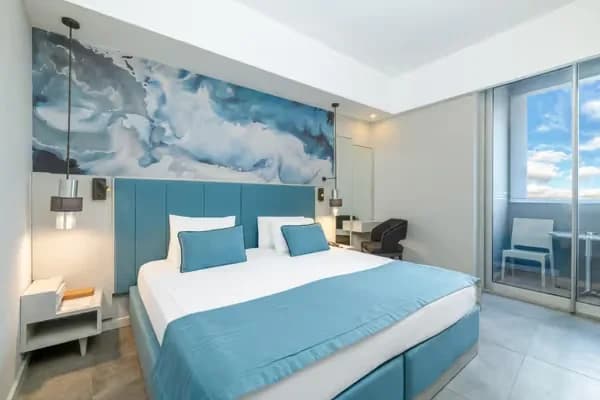 Kristal Beach Hotel otel odasında suluboya desenli duvar kağıdı uygulaması