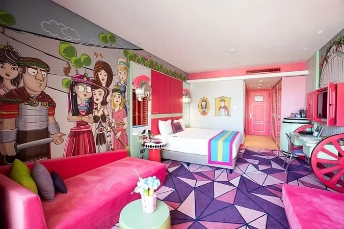 Rixos otel odasında Roma temalı renkli duvar kağıdı uygulaması