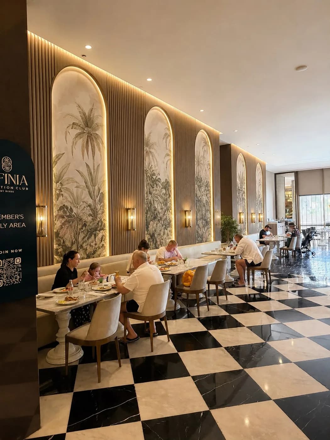 Palmiye desenli nişlerle restoran duvar kağıdı uygulaması